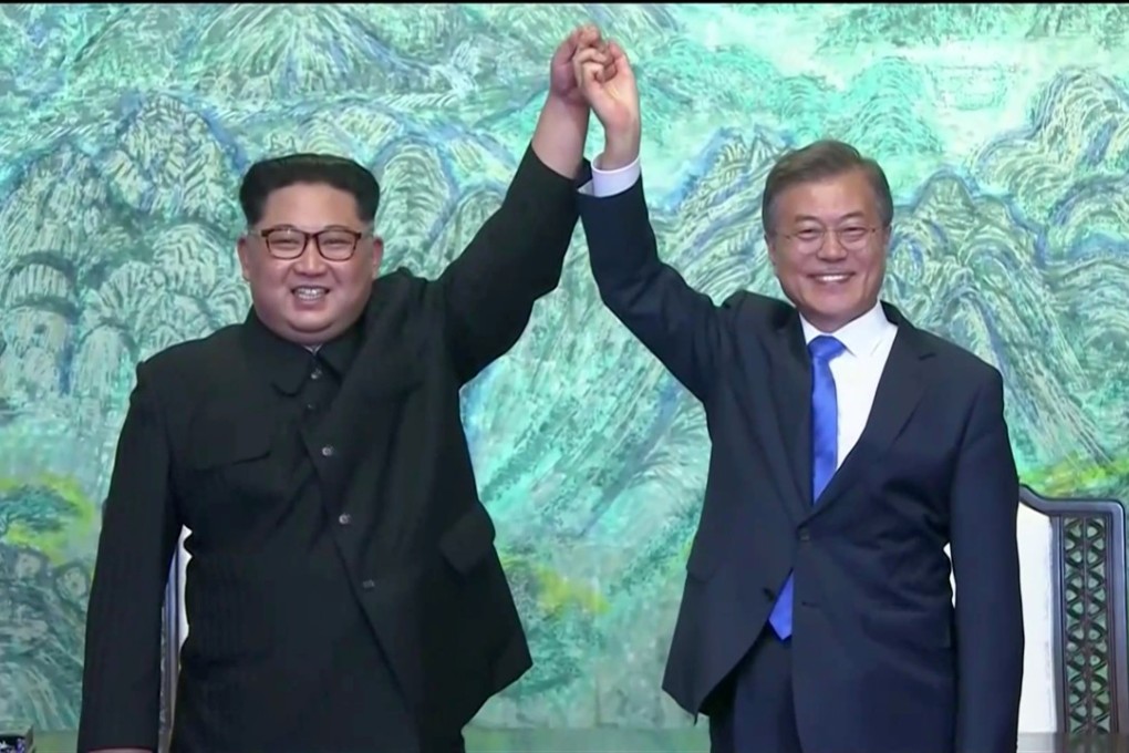 Moon Jae-in and Kim Jong-un gesture after signing their agreement. Photo: Reuters