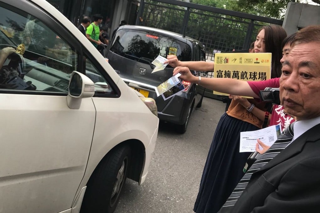 Protesters gather outside Fanling Golf Course to demand the government seize the land for housing. Photo: Handout.