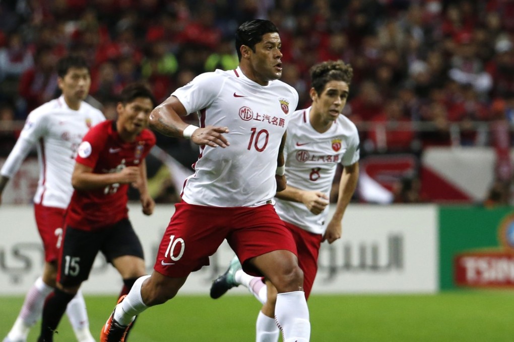 Shanghai SIPG's Hulk (centre) controls the ball. Photo: AP