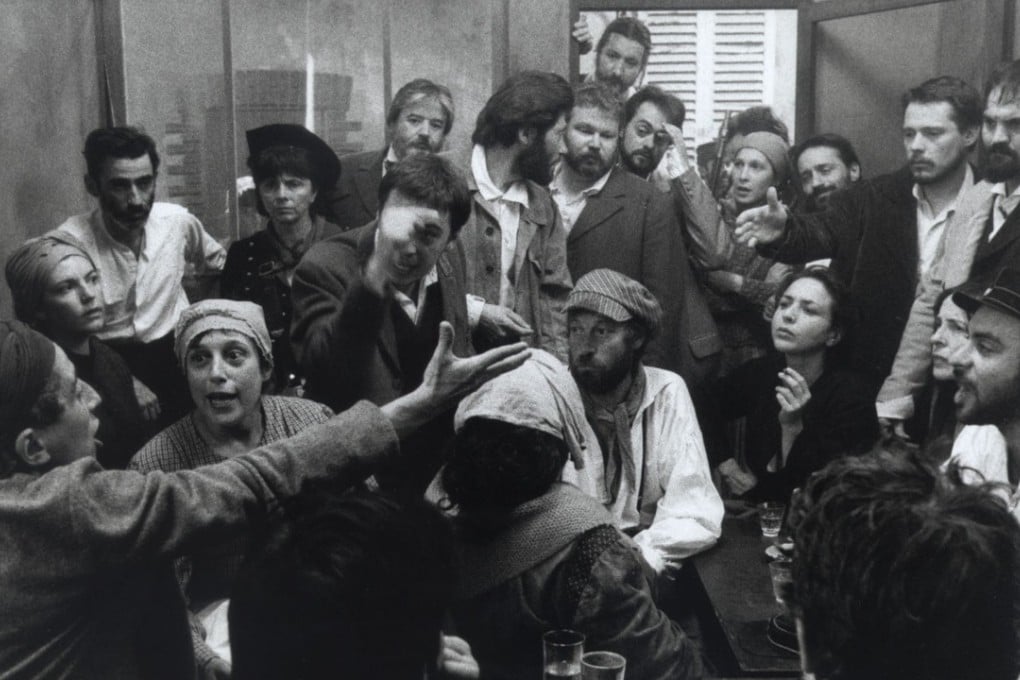 A still from the 2000 film La Commune (Paris, 1871), directed by Peter Watkins.