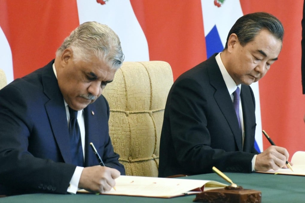 Dominican Republic Foreign Minister Miguel Vargas and his Chinese counterpart Wang Yi in Beijing. Photo: Kyodo