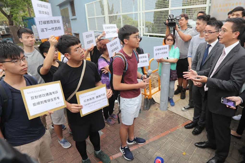 Joshua Wong Chi-fung (left) and members of the pol;itical party Demosisto share their views on the amendment of the liberal studies subject marking scheme with Secretary for Education Kevin Yeung Yun-hung (right). Photo: Handout