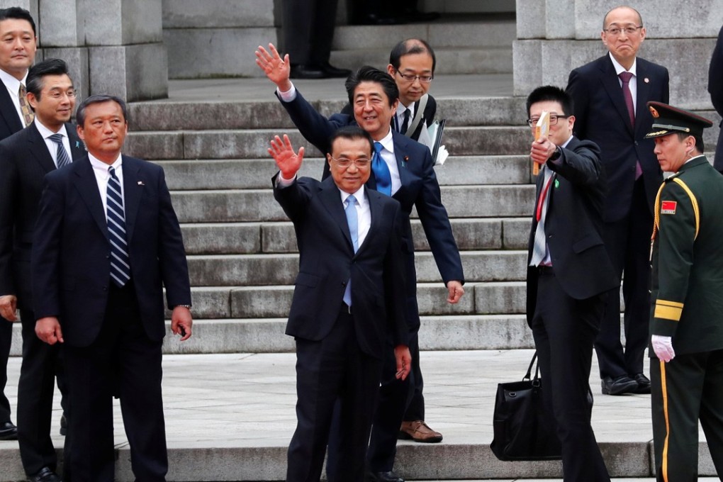 Chinese Premier Li Keqiang (centre front) waves with Japanese Prime Minister Shinzo Abe during a welcoming ceremony before their talks at Akasaka Palace in Tokyo on Wednesday. Photo: Reuters