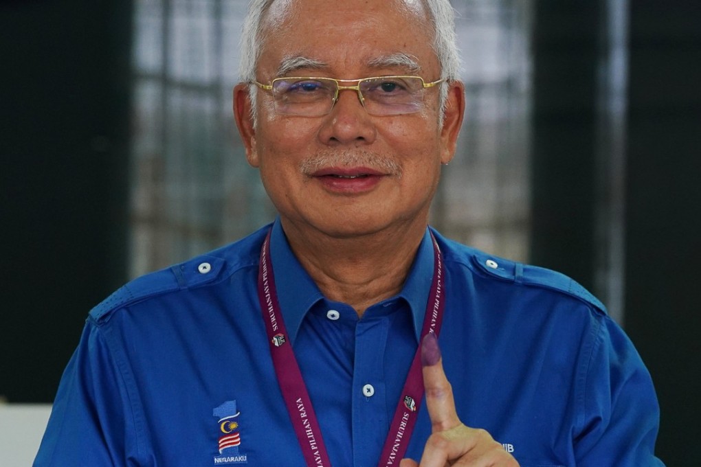 Malaysia's Prime Minister Najib Razak of Barisan Nasional (National Front) shows his ink-stained finger as he votes in Malaysia's general election, at a polling station in Pekan, Pahang, Malaysia. Photo: Reuters