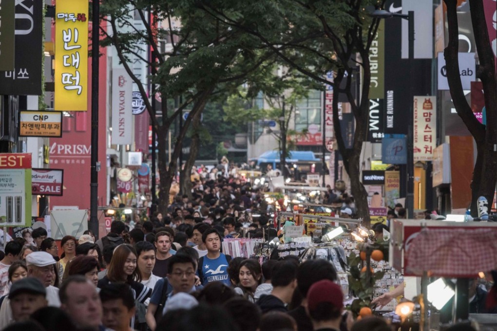 Chinese tourists are returning to popular shopping districts in Seoul even though a ban on group tours remains in force. Photo: AFP