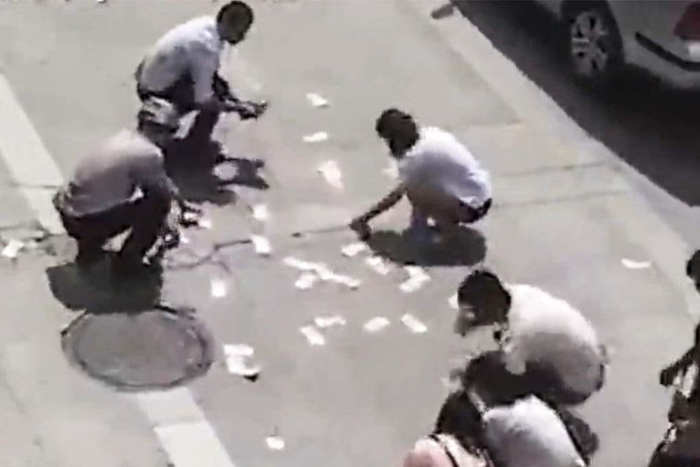 Video footage showed people collecting the falling money. Photo: bjnews.com.cn
