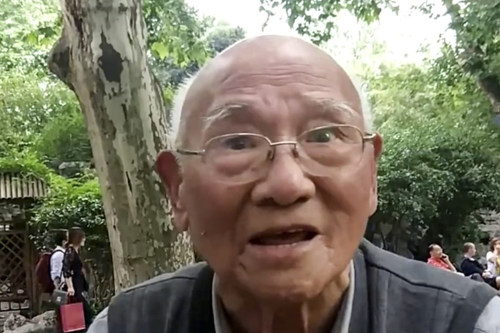 The 93-year-old was filmed chatting to foreign visitors. Photo: pearvideo.com