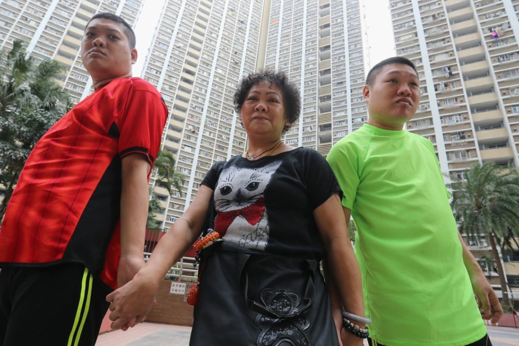 Yau Kwan-ying with her two sons, Lee Chun-to (left) and Lee Yun-sang. Photo: Dickson Lee
