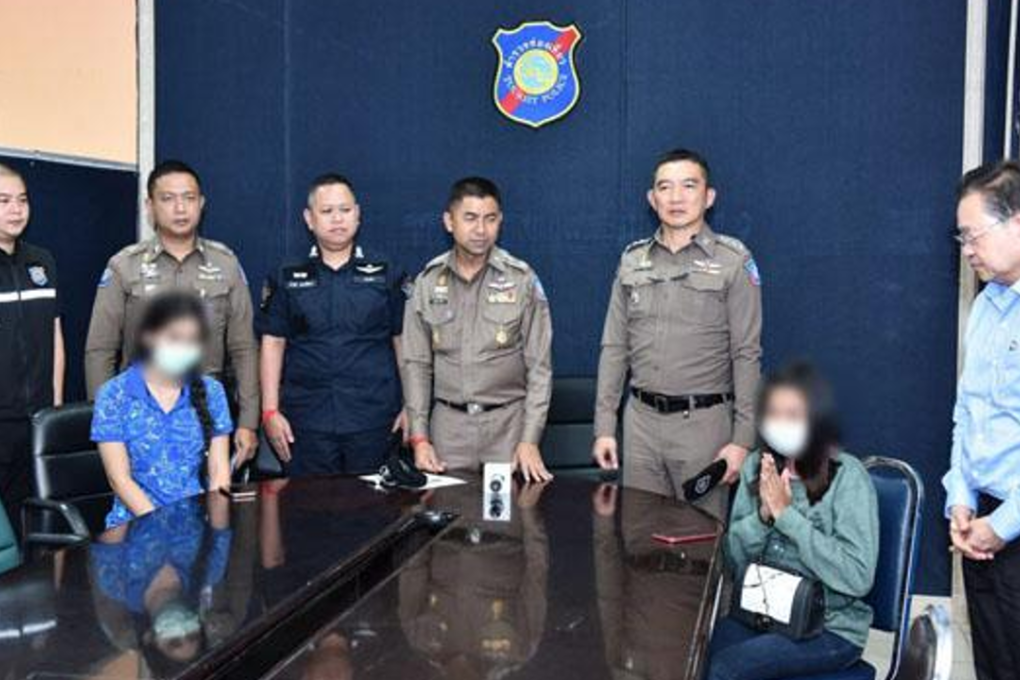 Tour reception staff apologise with the presence of senior tourist police officers at the Tourist Police Bureau. Photo: Tourist police