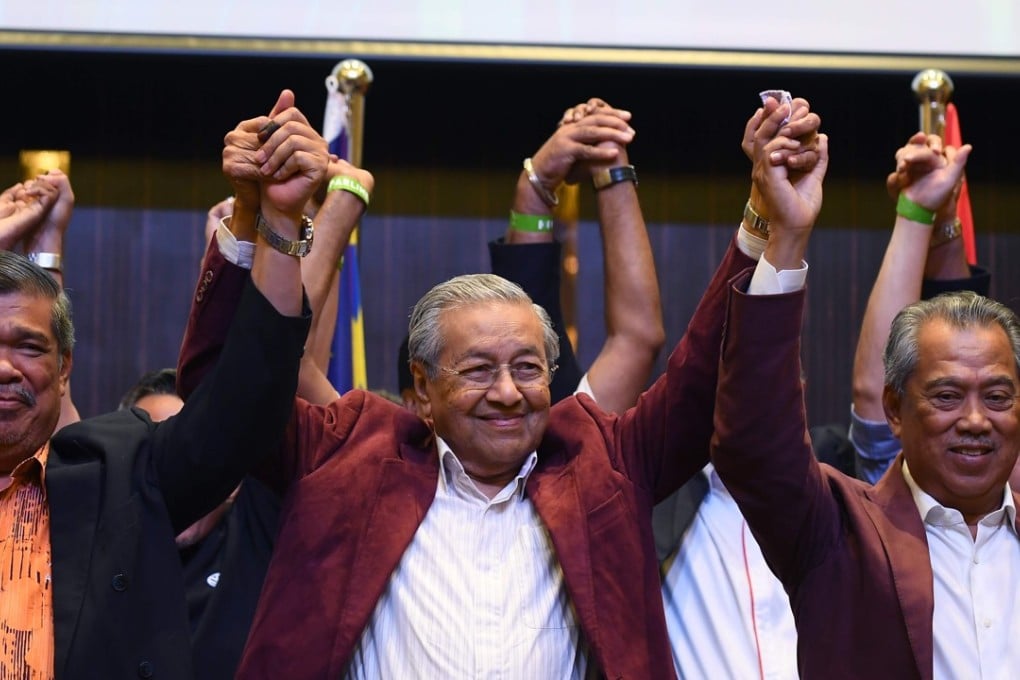 Mahathir Mohamad (centre) celebrates with other leaders of his coalition following the 14th general elections in Kuala Lumpur on May 10. Photo: AFP