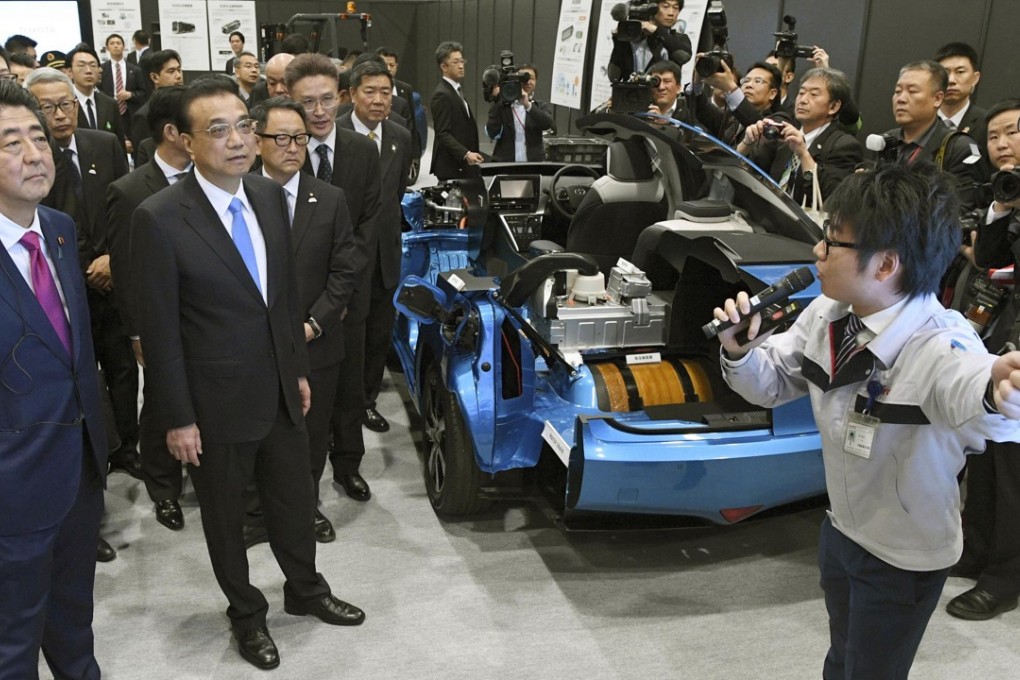 China’s premier, Li Keqiang (second from left), and Japan’s prime minister, Shinzo Abe (left), visit a Toyota factory in Tomakomai on Japan's northernmost main island of Hokkaido. Photo: Kyodo