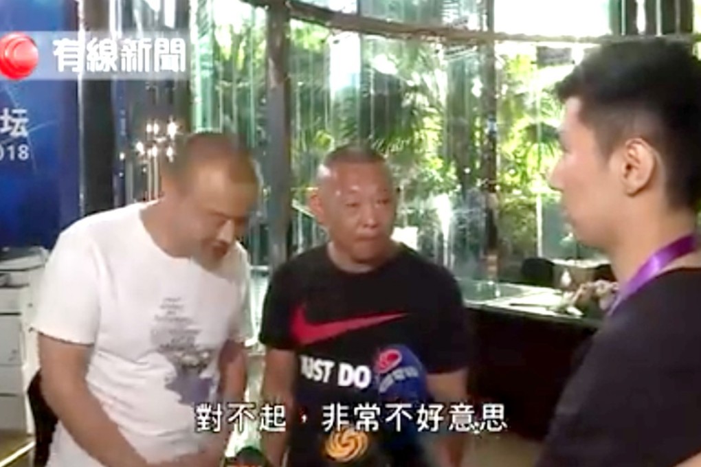 The two men apologise to Hong Kong reporter Chan Ho-fai in Dujiangyan, Sichuan province. Photo: Cable TV