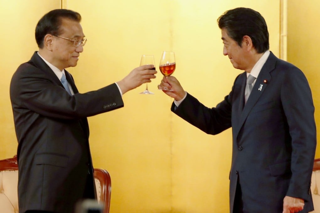 Japanese Prime Minister Shinzo Abe (right) and Chinese Premier Li Keqiang toast each other at the welcoming reception for Li in Tokyo on May 10. Photo: Kyodo