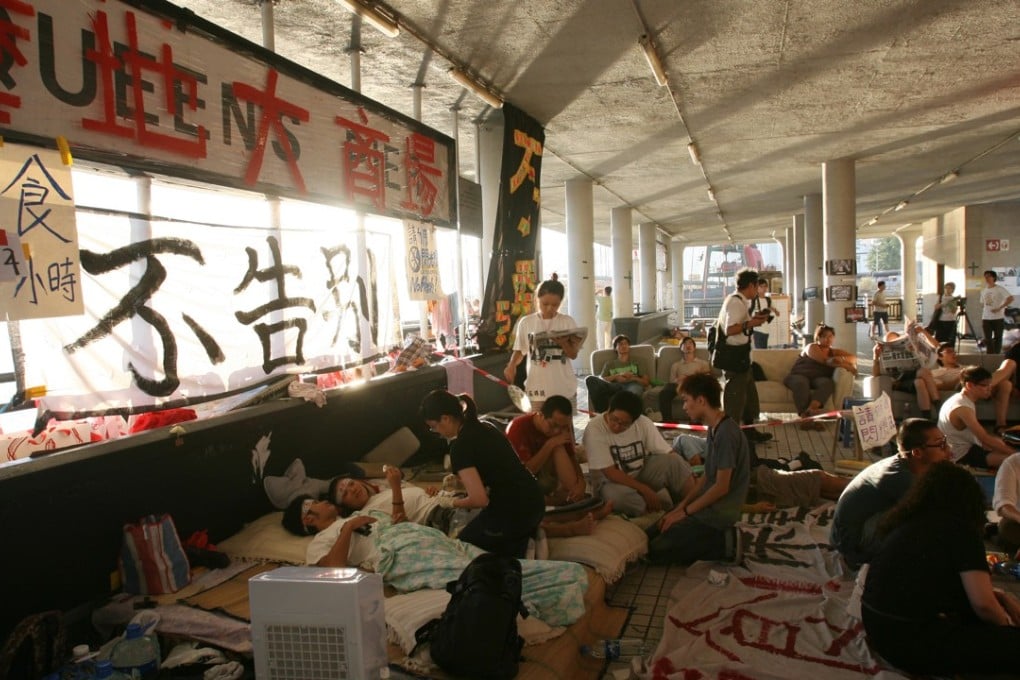 Activists, some of them on hunger strike for several days, camp out at Queen’s Pier in Central to protest against its demolition, before government clearance operations start, on August 1, 2007. Photo: Felix Wong