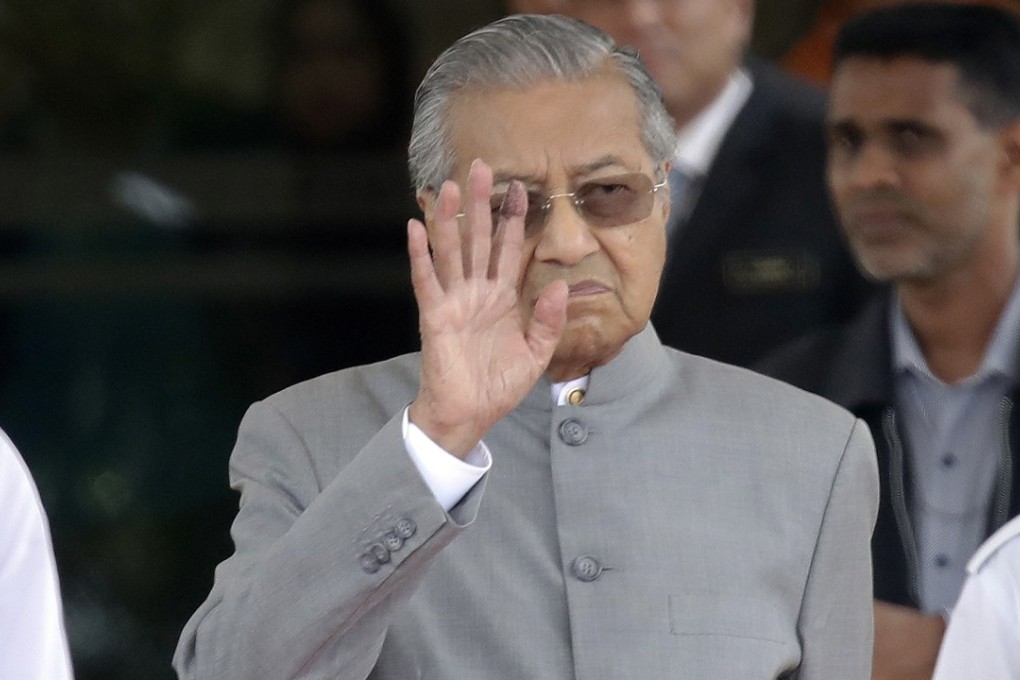 Malaysian Prime Minister Mahathir waves to delegates who follow Sultan of Brunei Hassanal Bolkiah after a meeting in Putrajaya, Malaysia on Monday, May 14, 2018. Photo: AP