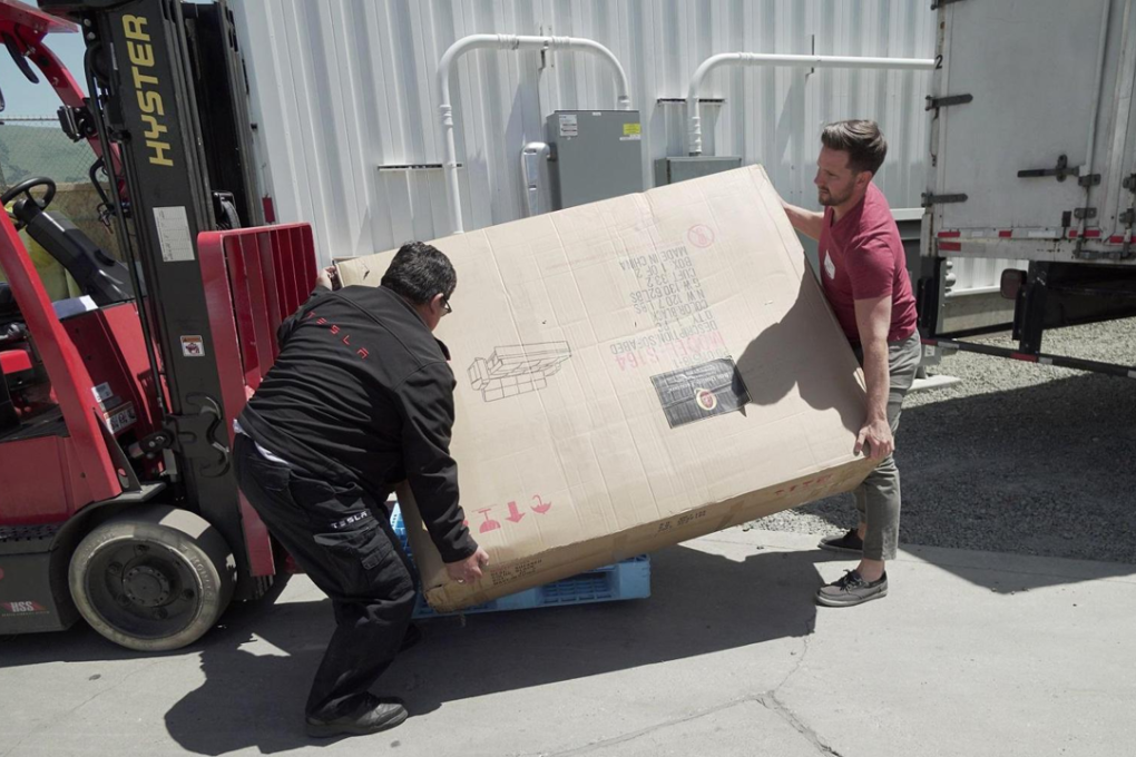 YouTuber Ben Sullins (right) delivers a brand new couch to the Tesla factory in Fremont, California on May 1, 2018. Photo: YouTube/Teslanomics by Ben Sullins