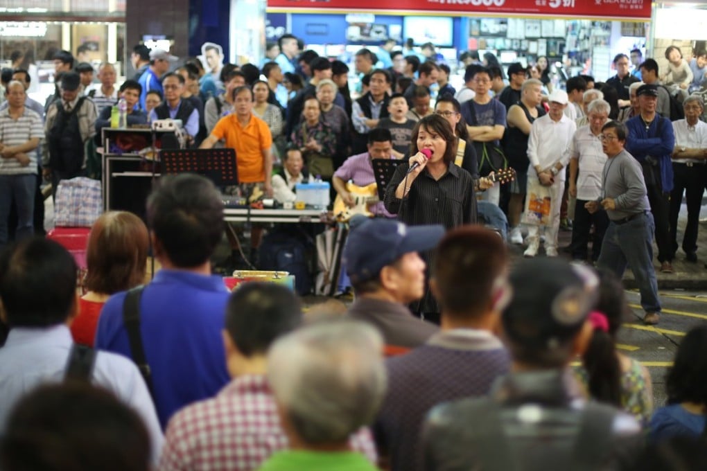 A performer draws a sizeable crowd in the Mong Kok pedestrian zone, in November 2015. Photo: Sam Tsang