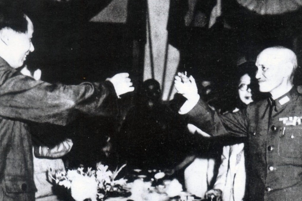 Mao Zedong (left) and Chiang Kai-shek toast over the banquet table in Chongqing in 1945. Photo: ChinaFotoPress