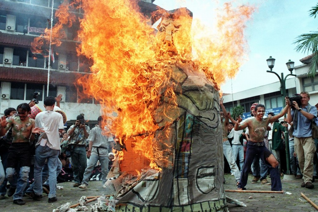Indonesian students burn an effigy of Suharto in the unrest that led to the dictator’s downfall in 1998. Photo: AFP