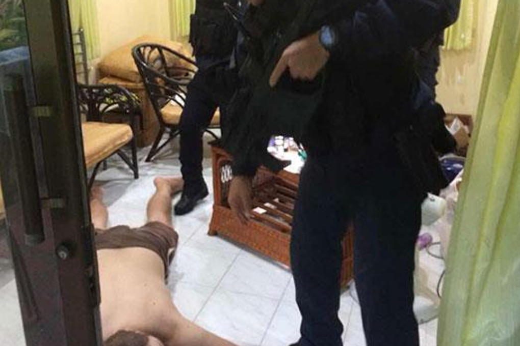 Crime Suppression Division police arrest French cybercrime fugitive Jonathan Verron at a house on Koh Samui, Surat Thani. Photo: Police via Wassayos Ngamkham/Bangkok Post
