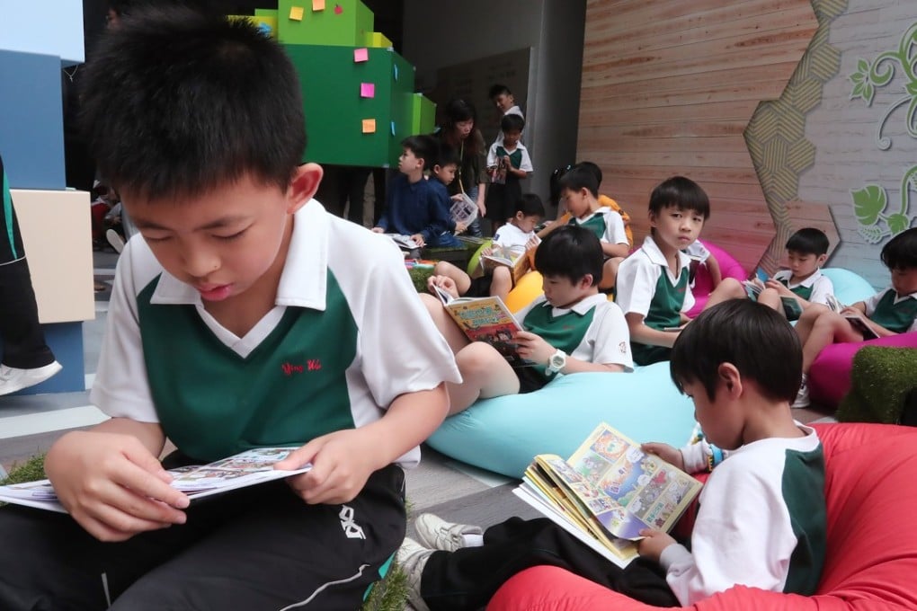 Students read at a pop-up library run by the Leisure and Cultural Services Department, in April. Hong Kong parents want their children to be proficient in both English and Chinese, but in the public school system, it is hard to find teachers, let alone students, who are truly proficient in both official languages and in speaking Mandarin. Photo: Jonathan Wong