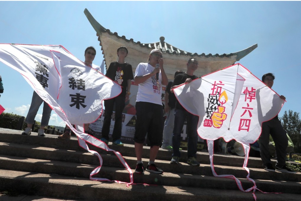 The activists flew two kites with slogans. Photo: Jonathan Wong