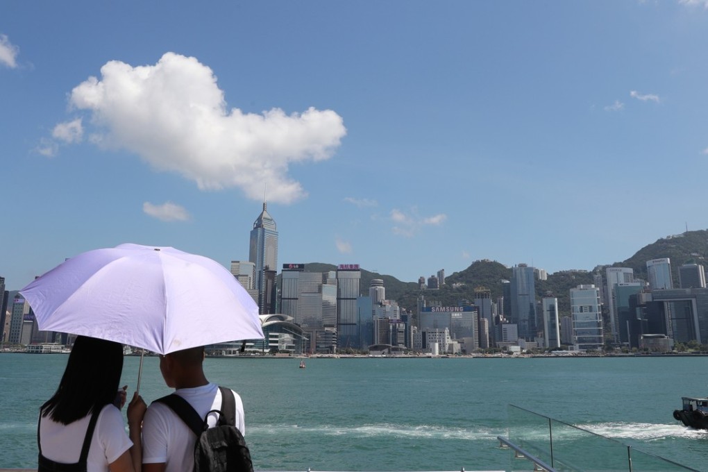 The temperature was 34.5 degrees Celsius in Tsim Sha Tsui on Sunday. Photo: K.Y. Cheng