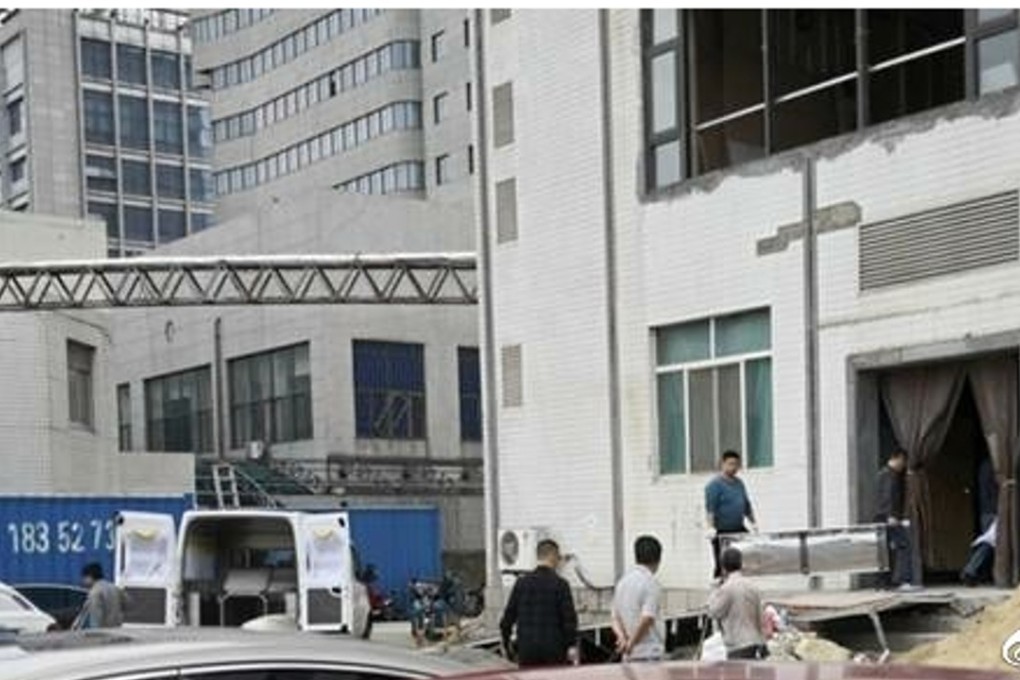 The man’s body is taken away after he was found dead in a bathtub. Photo: Chinanews.com