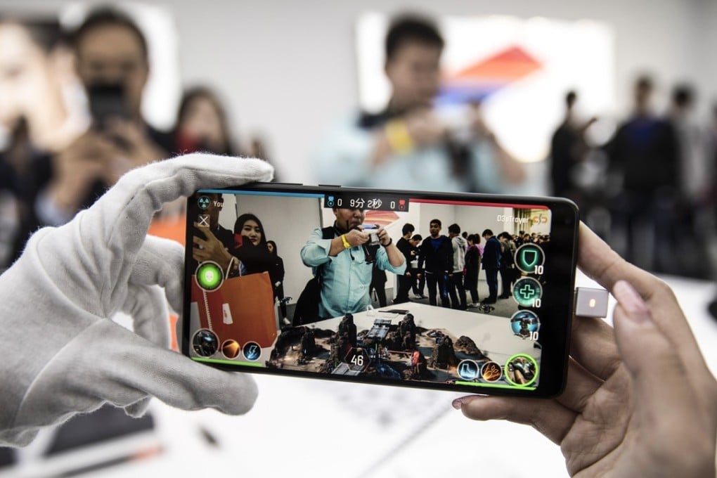 An attendee tests the augmented reality function of the Xiaomi Corp. Mi MIX 2S smartphone at an unveiling event in Shanghai, China, March 27, 2018. Photo: Bloomberg.