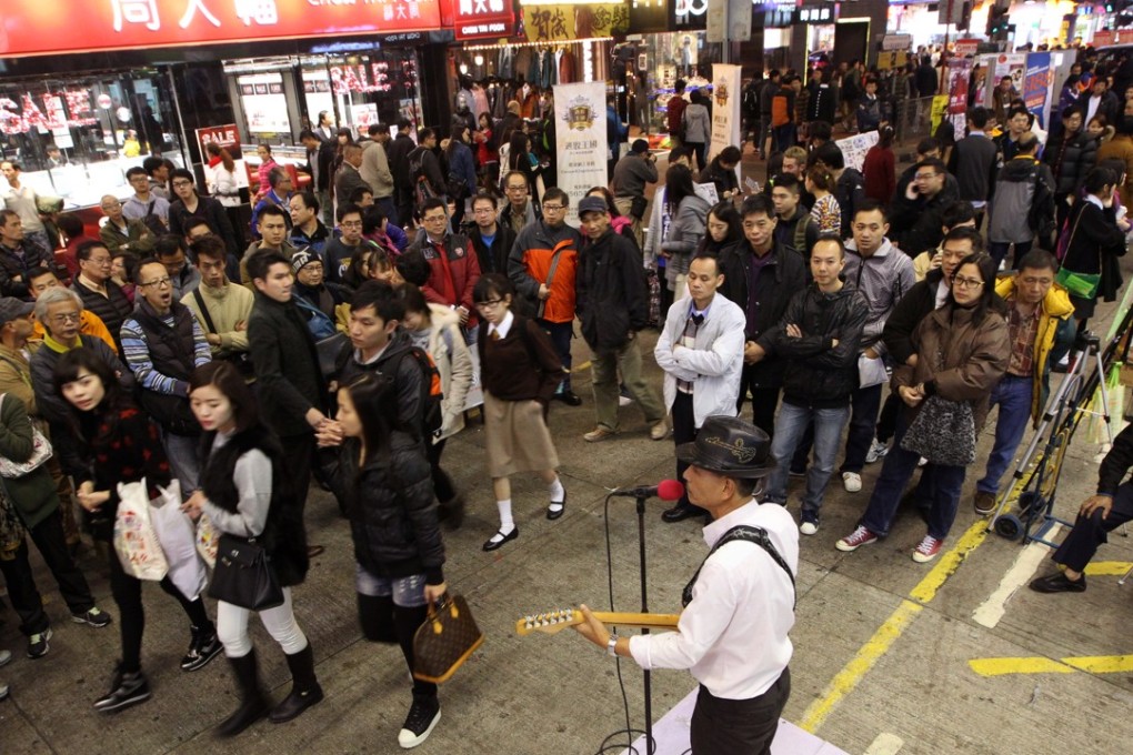 A performer draws crowds in the Mong Kok pedestrian area in January 2014. Photo: Felix Wong
