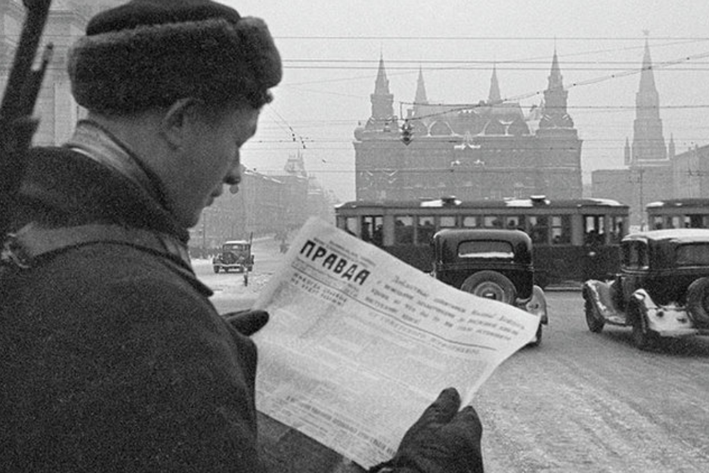 A man reads an issue of Pravda newspaper in Moscow, Russia, December 1941. Photo: Wikipedia Commons
