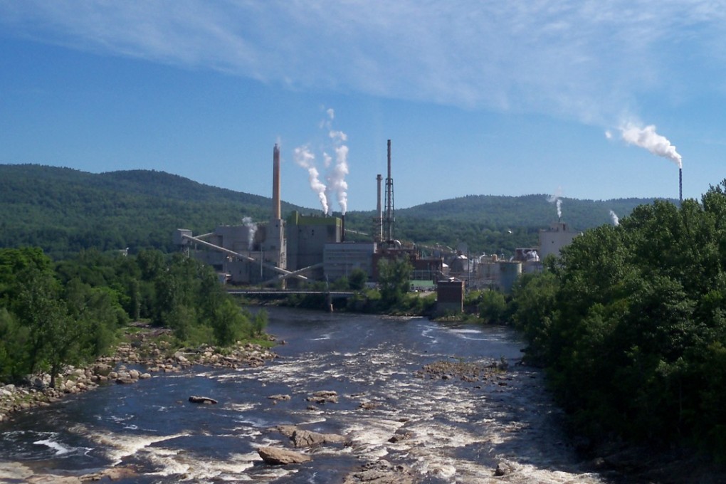 The paper mill in Rumford, Maine, which was bought by Chinese company Nine Dragons Paper from Catalyst Paper Co on May 26, 2018, is seen in 2013. Photo: Alexis Horatius, CC BY SA 3.0