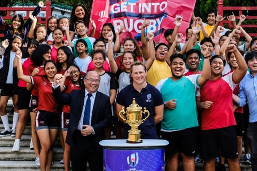 Josh Lewsey with students from Confucius Hall Secondary School. Photos: World Rugby