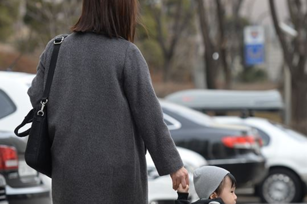 A working mom takes her child to a daycare center. Korea has been ranked at the bottom in the glass ceiling index, with many women giving up their careers due to the tough working environment. Photo: Shin Sang-soon/Korea Times