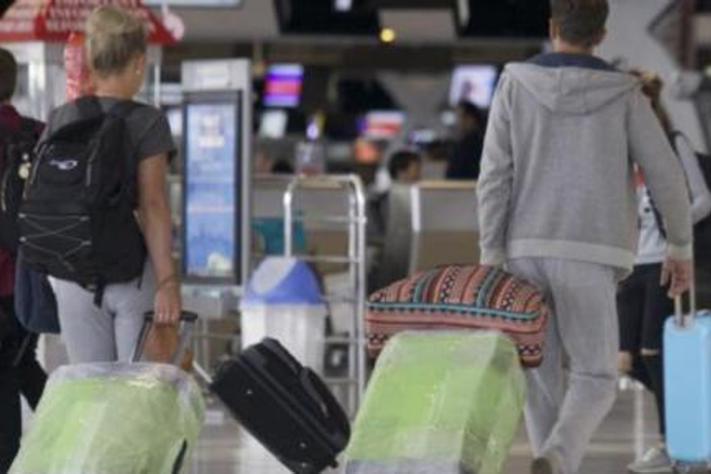 Travellers haul luggage at Suvarnabhumi airport in Samut Prakan. Photo: APICHIT JINAKUL/Bangkok Post