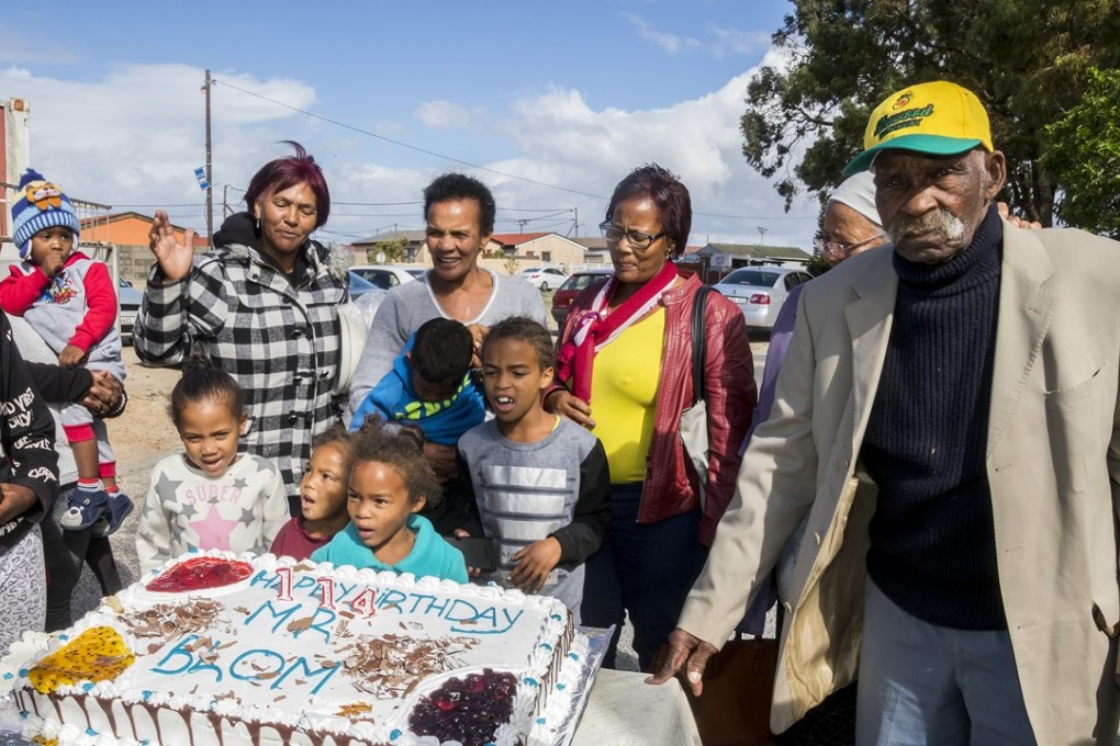 Fredie Blom celebrates his 114th birthday with his relatives in Delft near Cape Town, South Africa, on May 8. Photo: Xinhua