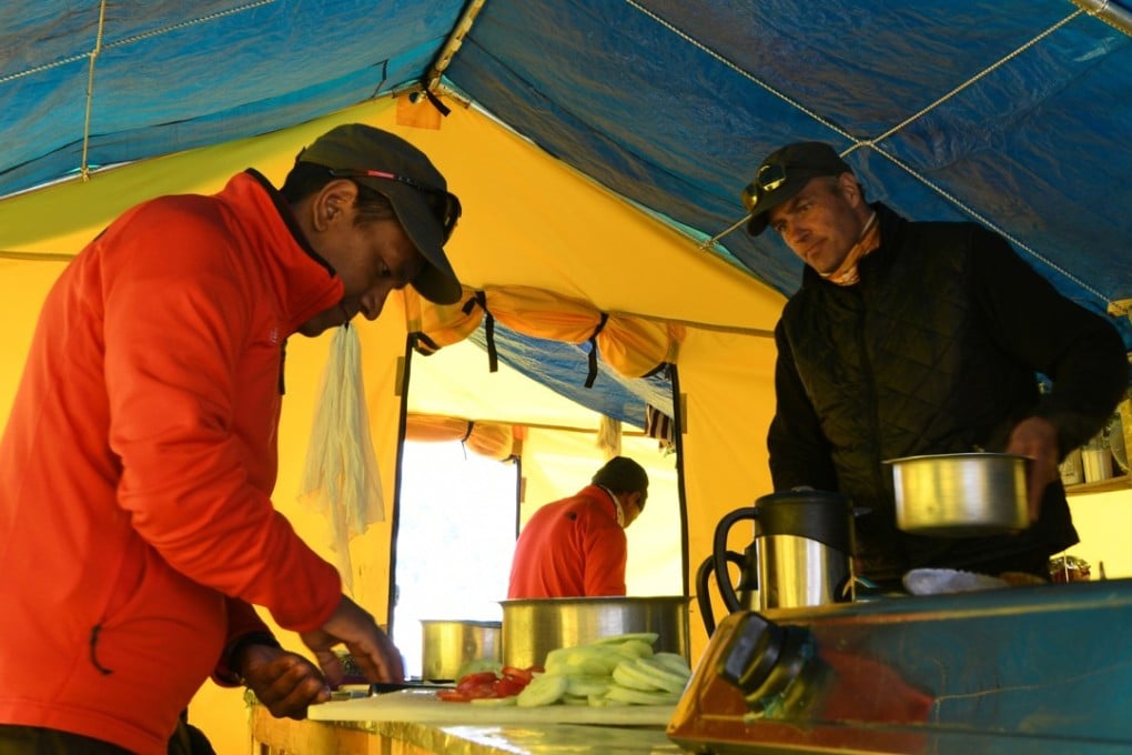 James Perry (right), a chef for New Zealand-based Adventure Consultants, cooks food in a tent kitchen at Everest base camp, some 140 kilometres (85 miles) northeast of Kathmandu. Photo: AFP