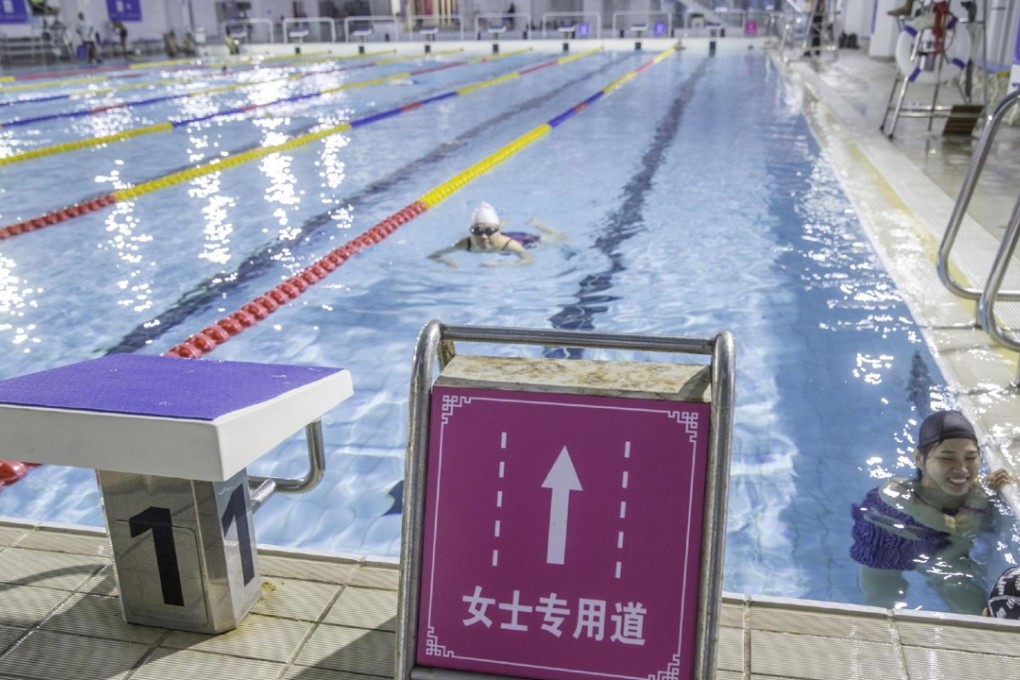 One lane has been set aside for women at a public swimming pool in Guangzhou. Photo: 163.com