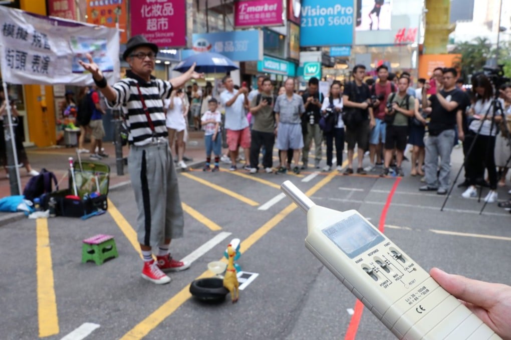 Andy Yu measures the sound levels in Mong Kok. Photo: K.Y. Cheng