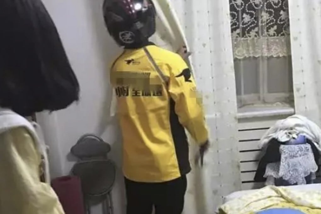 A food delivery driver tries to catch an insect on the customer’s ceiling, as requested in their order. Photo: mp.weixin.qq.com