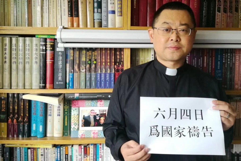 Sichuan-based underground church pastor Wang Yi holding a piece of paper with words “Pray for the country on June 4". Source: Twitter