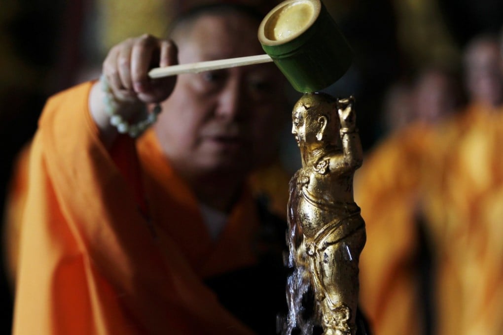 A Chinese monk marks the birthday of the Buddha, at the Yuantong Temple in Kunming, Yunnan province, on May 22. Photo: Reuters