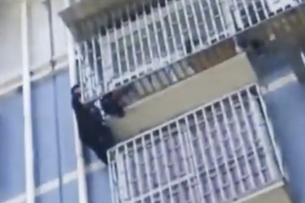 Zhang Xin scaled the building and managed to push the little boy safely back into the flat. Photo: Pearvideo.cn