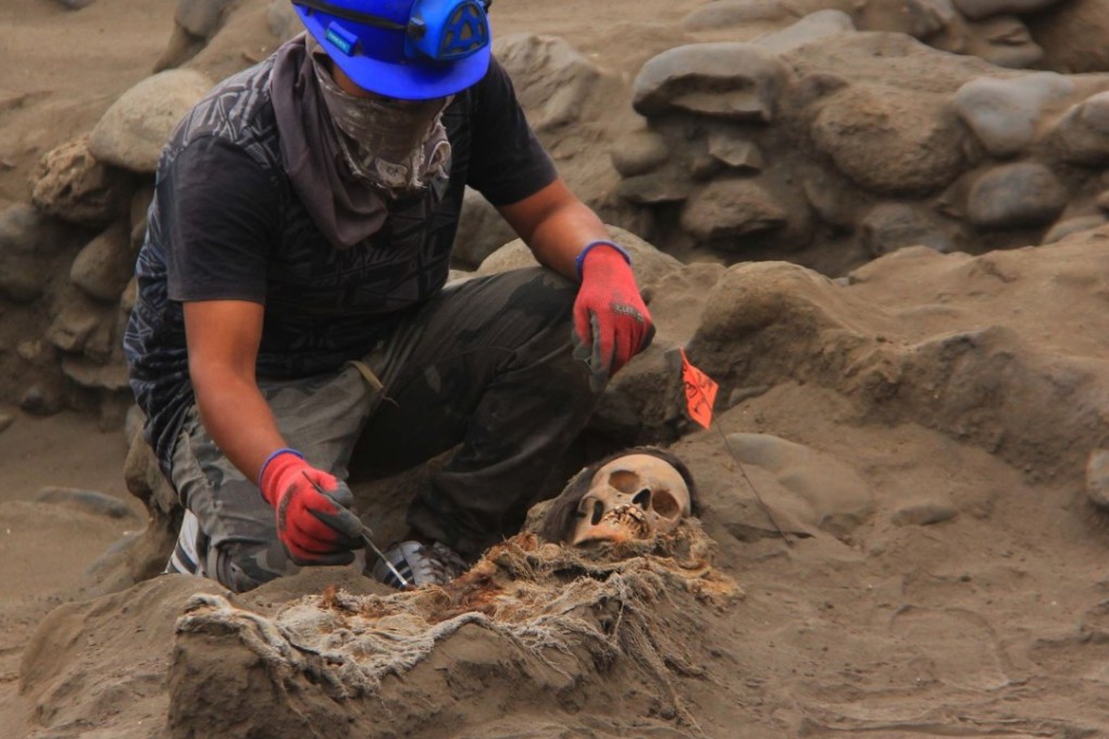 Archaeologists continue work at the excavation site La Cruz, where the remains of more than fifty children presumably sacrificed in a ritual of the pre-Columbian Chimu culture were discovered. Photo: AFP