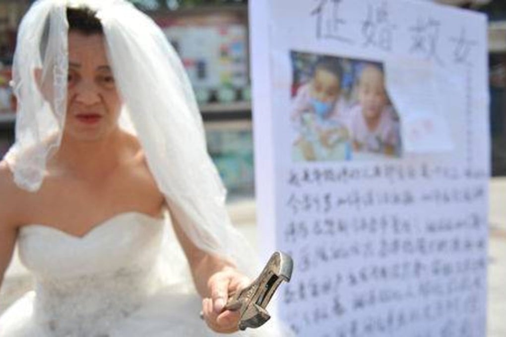 Guo Anchuan, a 45-year-old carpenter from southwest China’s Sichuan province, dresses as a bride to raise money for his daughter who has leukaemia. Photo: 163.com
