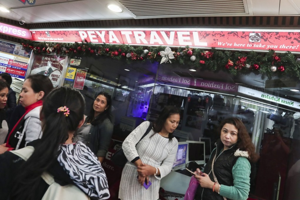 A queue outside Peya Travel in Central, which is allegedly involved in a flight bookings fiasco. Photo: Jonathan Wong