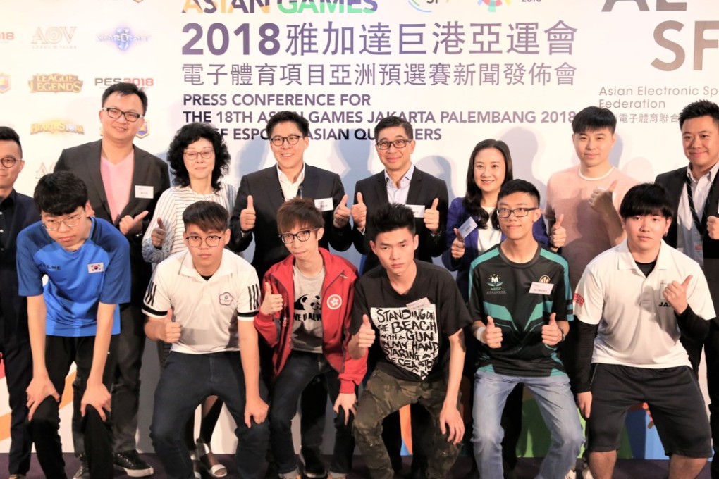 Kenneth Fok (sixth from left) with e-sports officials and competitors at Hong Kong’s qualifying competition. Photo: Chan Kin-wa