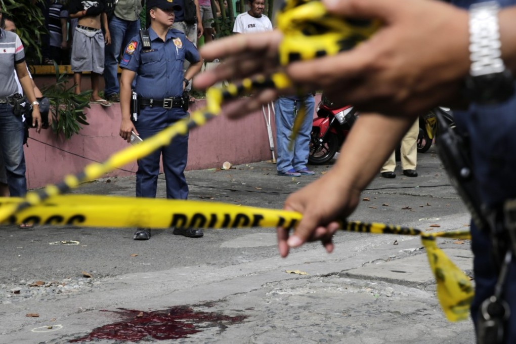 Philippine police cordon off the scene of an alleged ‘extra judicial killing’ in Manila, part of President Rodrigo Duterte’s anti-drug campaign. Photo: EPA