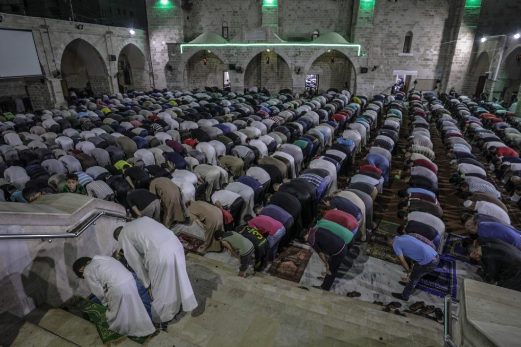 Palestinians pray in the al-Omari moaque during Laylat al-Qadr (Night of Decree), which is considered one of the holiest nights of Ramadan, in Gaza City, on June 12. Photo: EPA