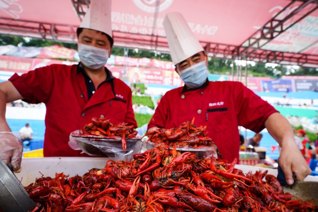 Vendors at a crayfish banquet in Xuyi, east China's Jiangsu Province, on June 13, 2018. The crustacean has become an enormously popular delicacy in recent years. Photo: Xinhua